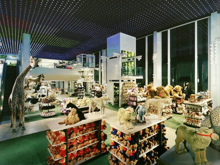 阿玛尼第五大道纽约旗舰店资料下载-F.A.O SCHWARZ 玩具店
