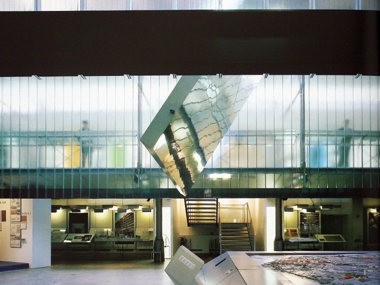 玻璃展示廊资料下载-阿森纳展览馆-玻璃下的巴黎