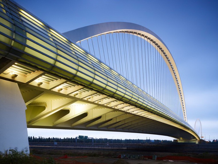 高速公路收费站建筑设计案例资料下载-勒佐内艾米利亚中央高速公路大桥