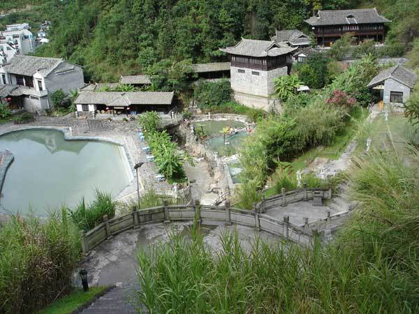 建水燕子洞风景区入口