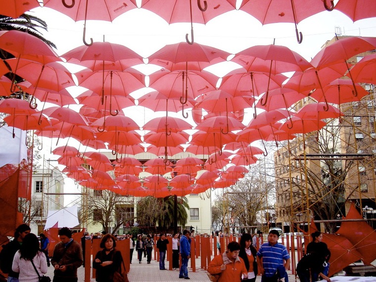步行街上悬挂的红色雨伞