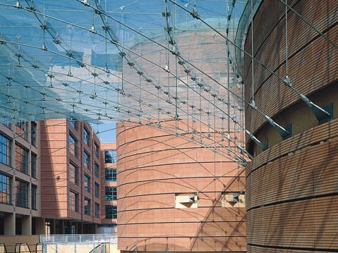 顶吊挂玻璃节点资料下载-意大利BPL银行总部室外广场玻璃顶