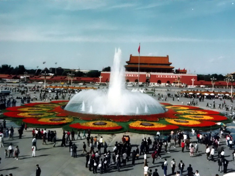 天安门广场的景观设计案例资料下载-1992年国庆节天安门广场花坛