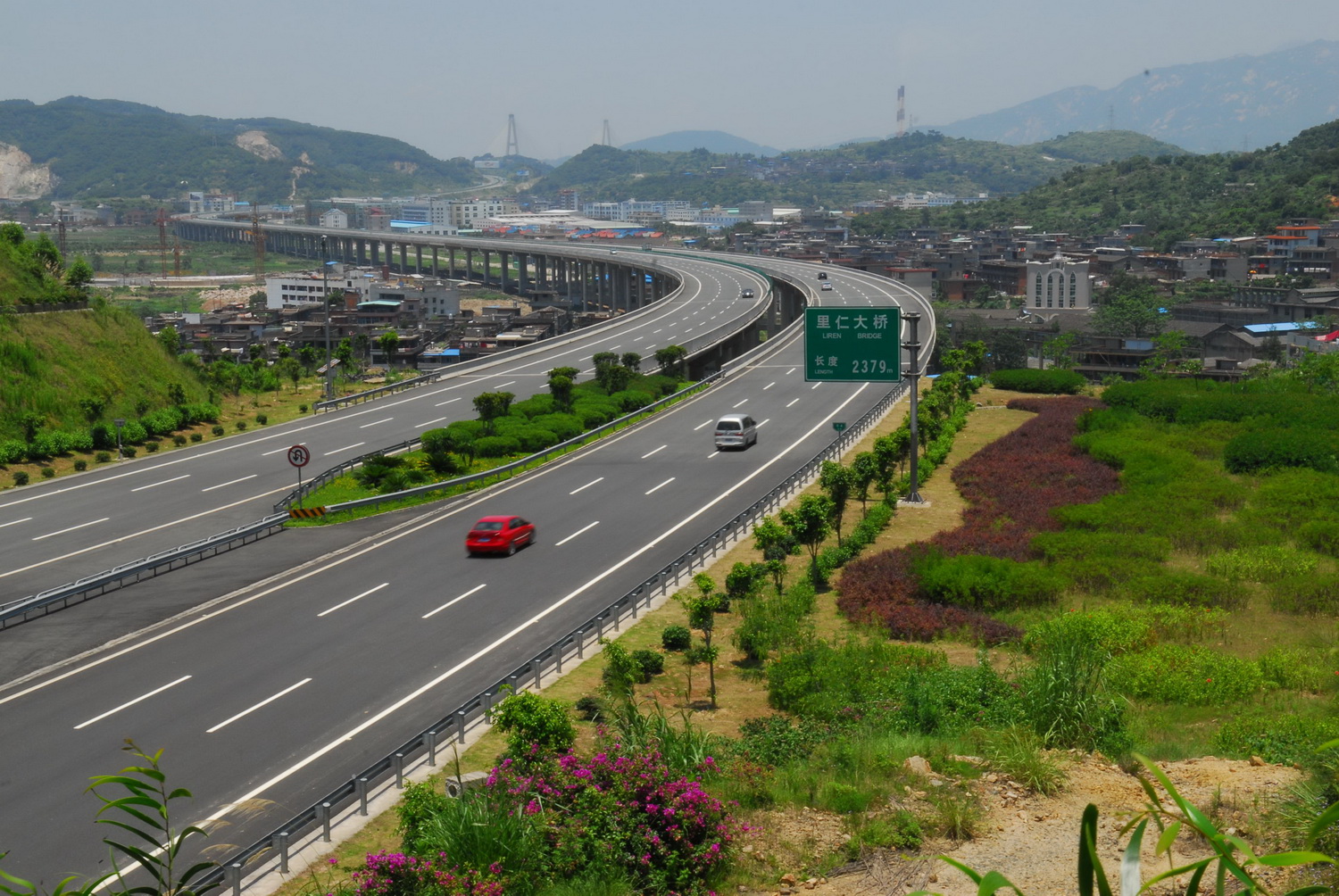 机场高速公路一期现有中分带景观绿化图片