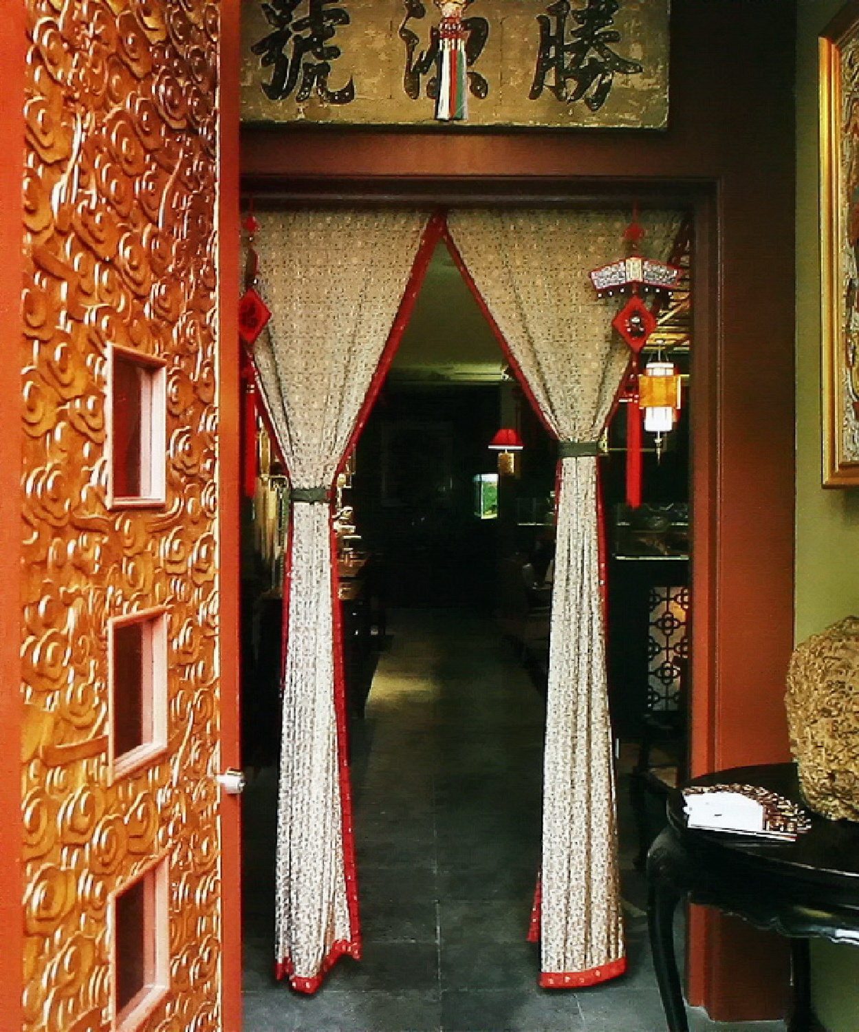 茶馆的大门上刻满了祥云图案,推-茶馆-汇聚经典第11张图片