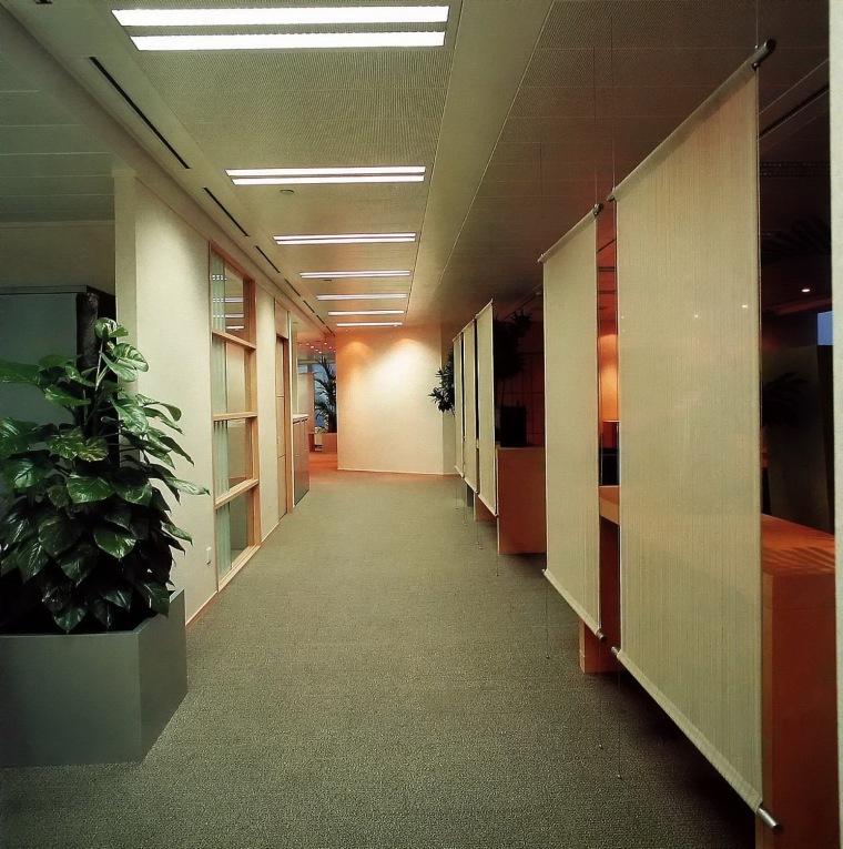 轻幔垂帘勾勒出行走路线的边界，-办公设计--软化商业人性空间第10张图片
