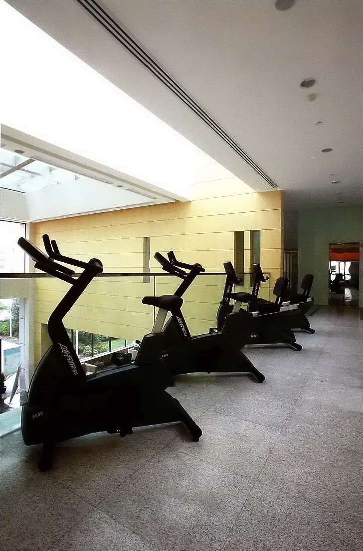 走廊上也因地制宜摆放有健身器材-东方曼哈顿会所第33张图片
