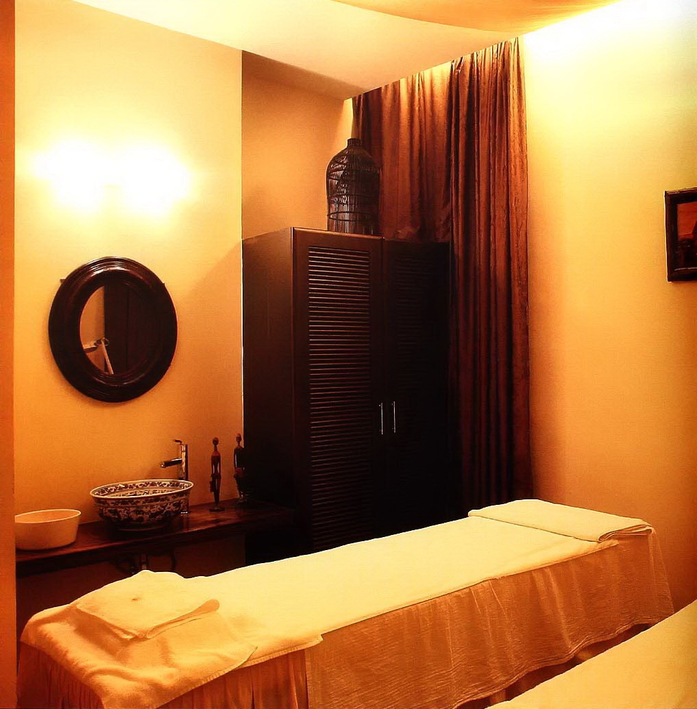 布置简洁的按摩室以白色为主.-戴维营专来男子spa护肤中心第6张图片