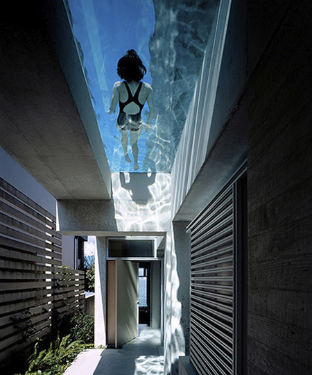 在别墅走廊上方弄一个透明泳池确-创意游泳池 第13张图片