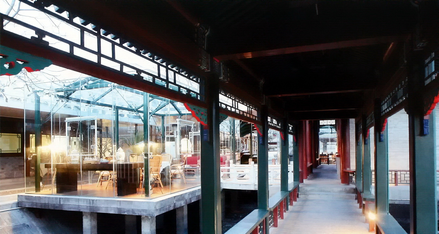 通过雕梁画栋的长廊遥看玻璃屋，-前海北沿15号--北京小王府私人会所第5张图片