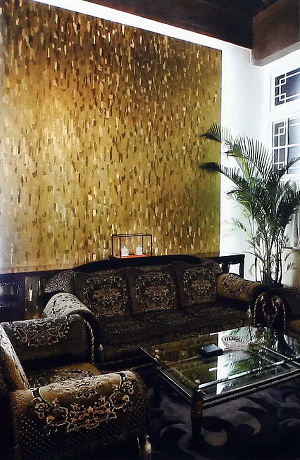 花色繁复的沙发摆放在金色背景墙-前海北沿15号--北京小王府私人会所第13张图片