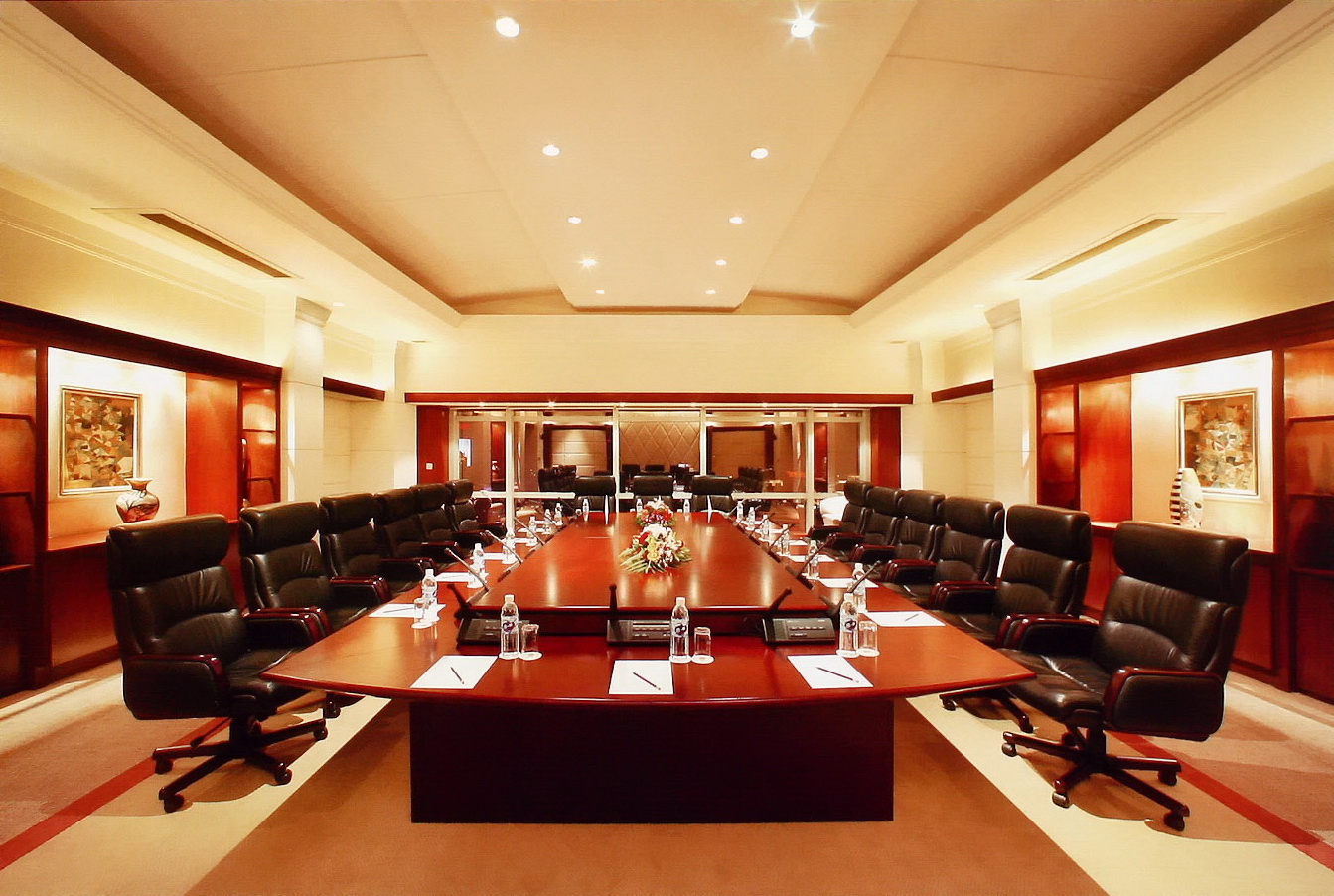 大型会议室里还是走那种庄重大气-会所--海湾会第19张图片
