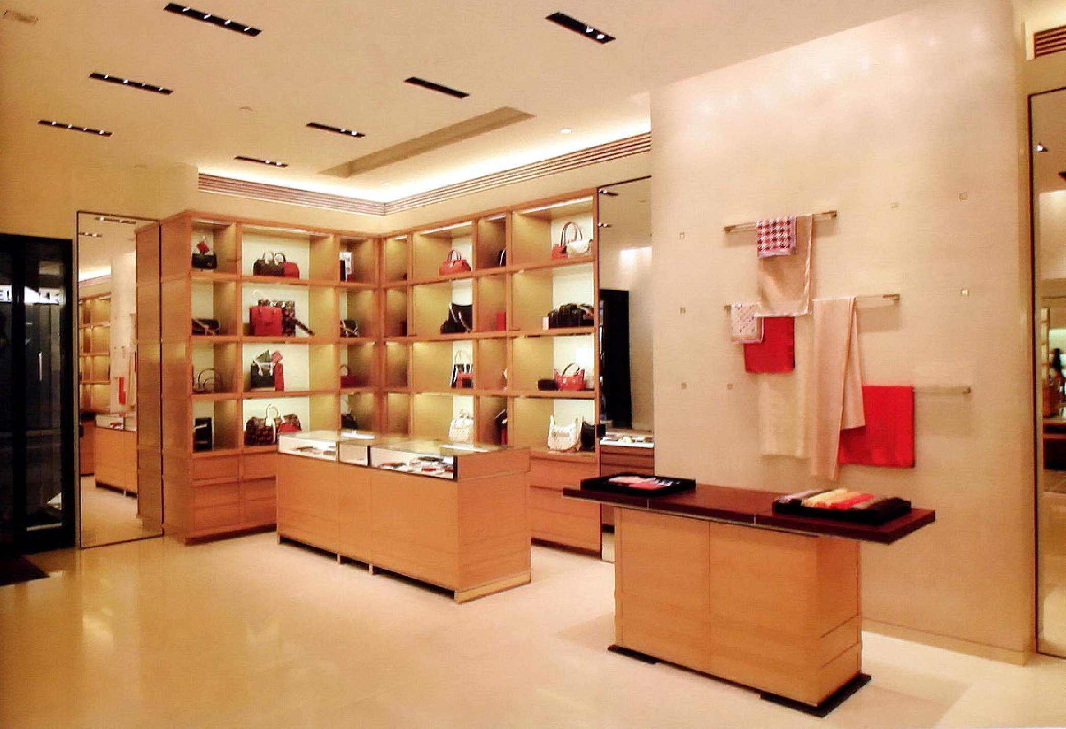 展柜成l形,镜子,背景墙穿插其中-专卖店--louis vuitton第11张图片