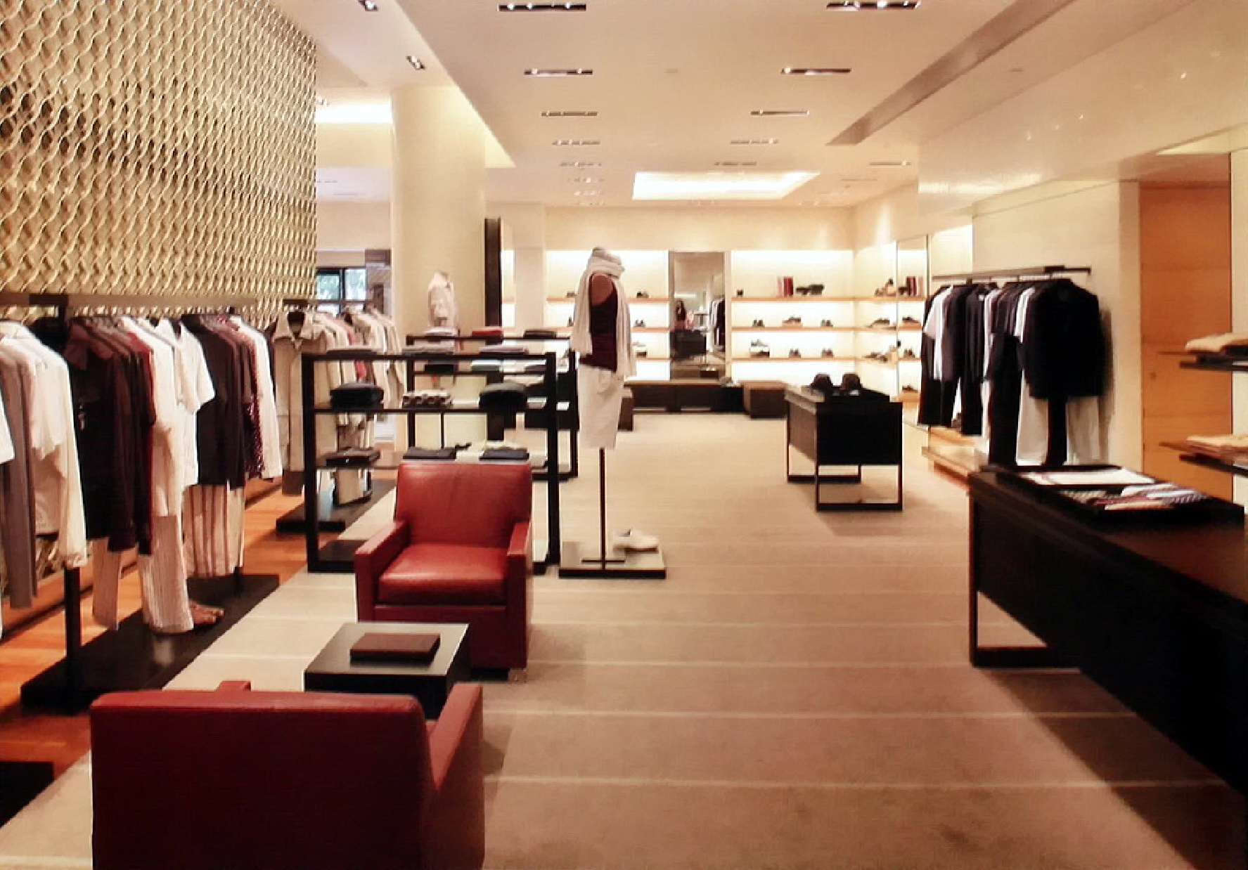 宽敞的男装区里,黑红两色大行其-专卖店--louis vuitton第14张图片