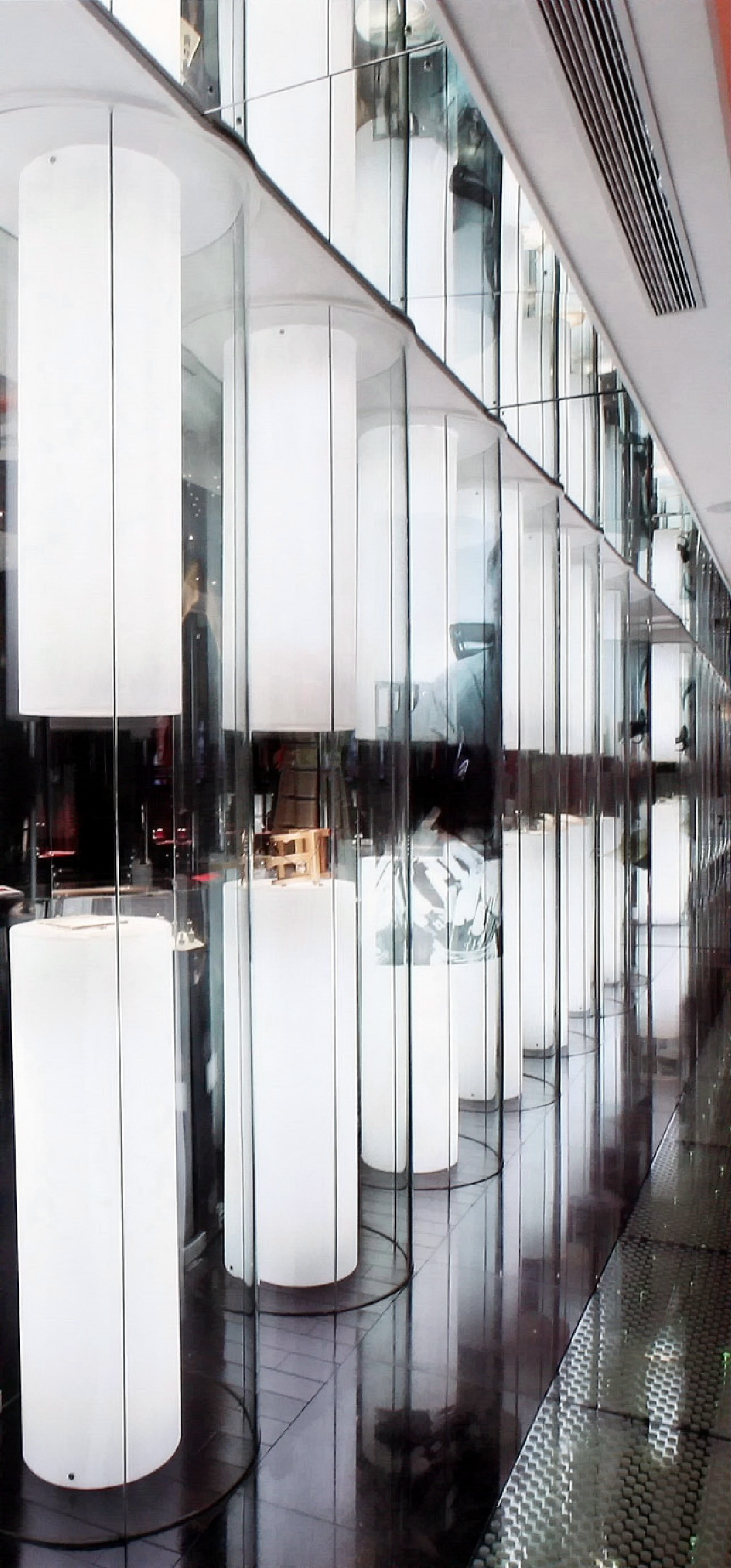 玻璃灯柱成数列状,中间的镂空位-专卖店--恒信钻石宫殿第16张图片