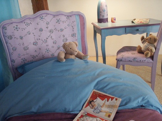 女孩卧室装修图片资料下载-小女孩卧室睡床设计