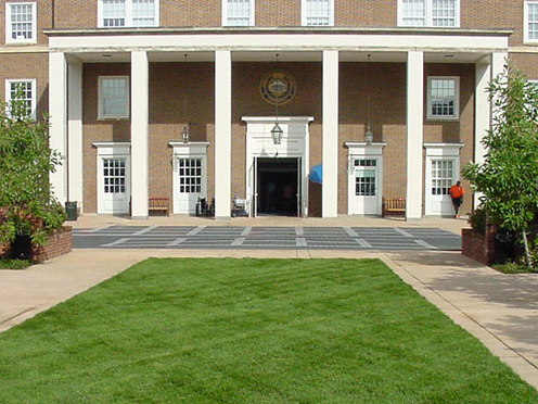 美国弗吉尼亚大学健康系统入口庭院和花园第1张图片