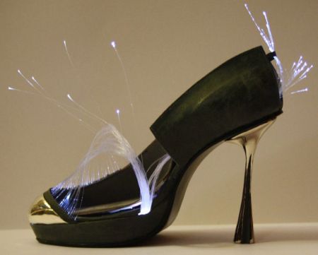 发光的高跟鞋