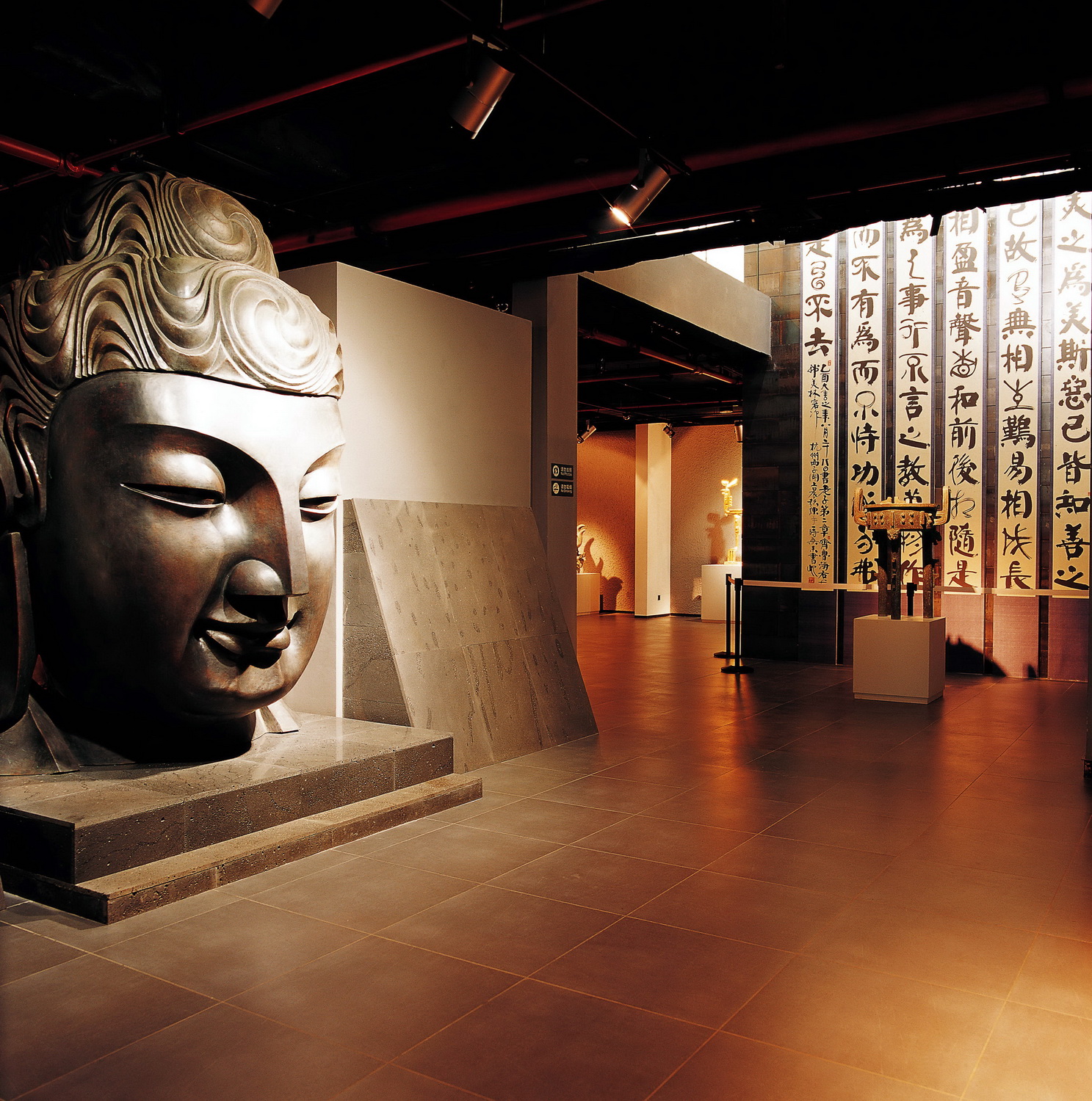 韩美林艺术馆室内陈设设计,以中国传统建筑形式为母体,吸纳现代空间