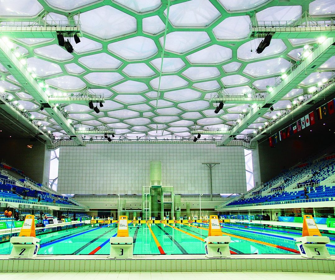 "水立方"坐落于北京奥林匹克中心区西南角,东侧为200m宽的广场带,是