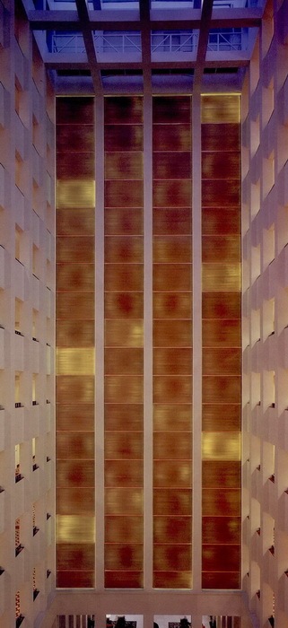 万豪酒店图纸资料下载-柏林新万豪酒店的发光墙体雕塑