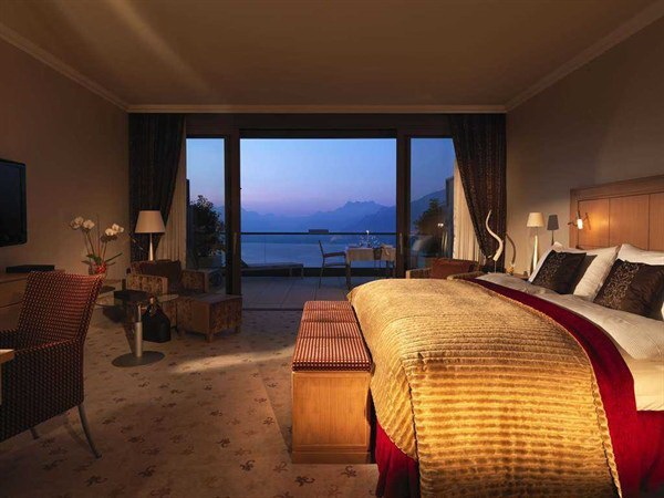 瑞士风情别墅资料下载-座落在葡萄酒庄园里的顶级酒店