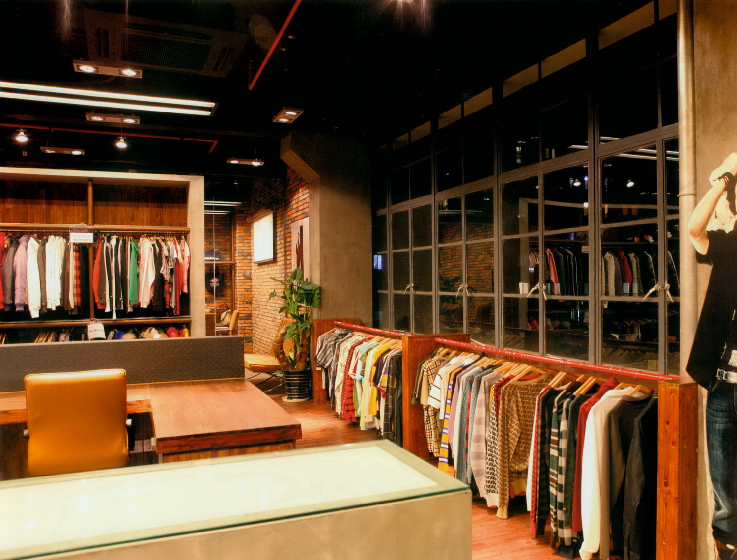 服装为主的品牌,整个品牌的风格都比较休闲对于美国德州的总公司办公