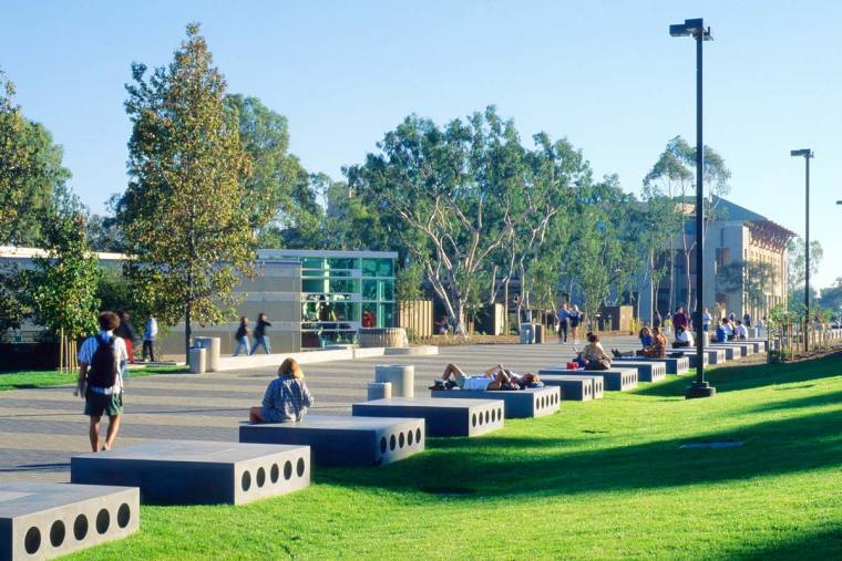 加州大学图书馆人行道第2张图片