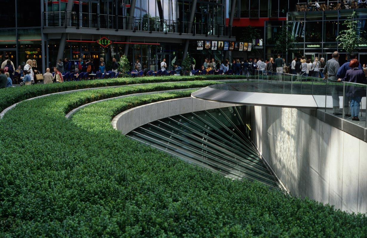 索尼中心-murphy/jahn-pwp landscape architecture-广场案例-筑龙