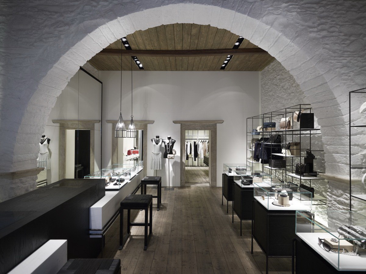 该精品店位于当地一栋较为古老的建筑里,内部风格现代时尚.