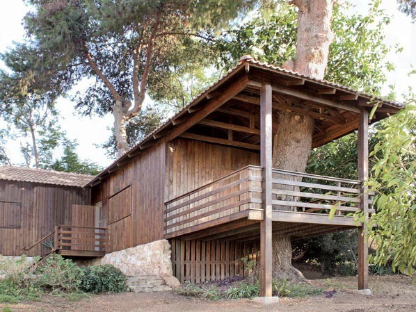 耶路撒冷树屋资料下载-建在两棵树之间的树屋