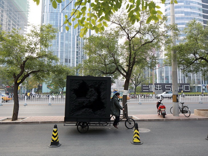 黑海绵旅行雕塑