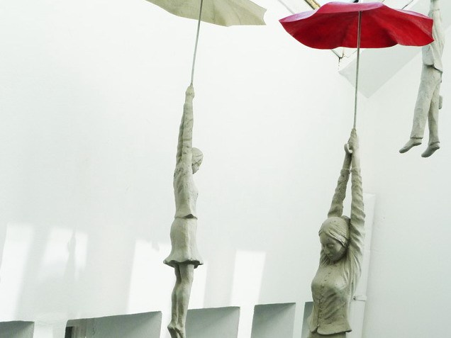 雨伞装置艺术资料下载-乘着雨伞飞