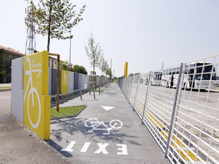 空间服务设计资料下载-意大利自行车停车空间景观设计