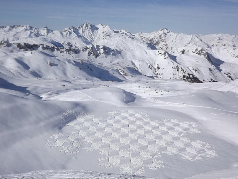 雪山3d模型资料下载-雪山上的巨幅画作