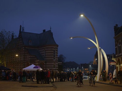 入口地标性小品资料下载-Kerkplein的灯雕塑