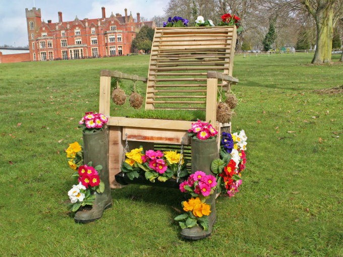 由可再生家具制成的有真草坪的生活花园椅