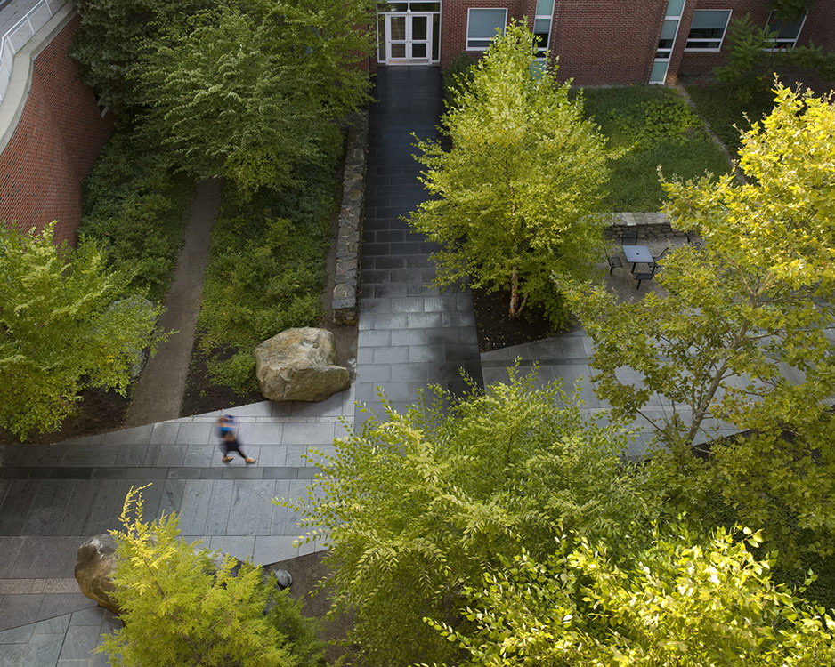 基恩州立科学中心庭院