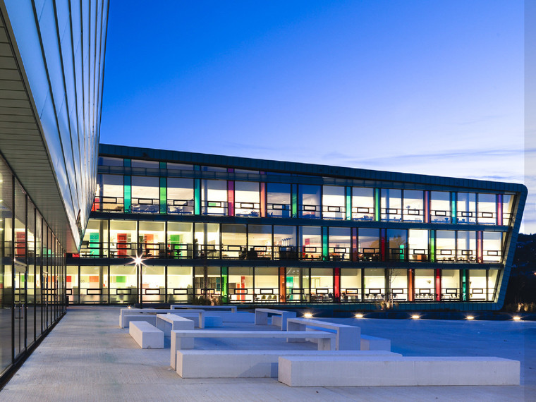 诺达尔·格里格高中校舍