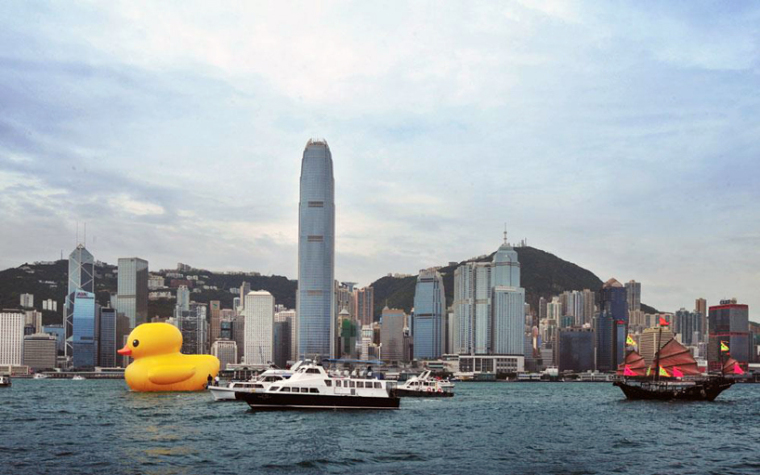 世界奇特自然景观图片资料下载-世界头号橡皮鸭抵达香港