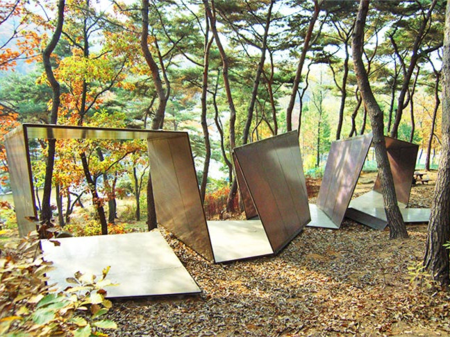 韩国森林中神奇纸板雕塑