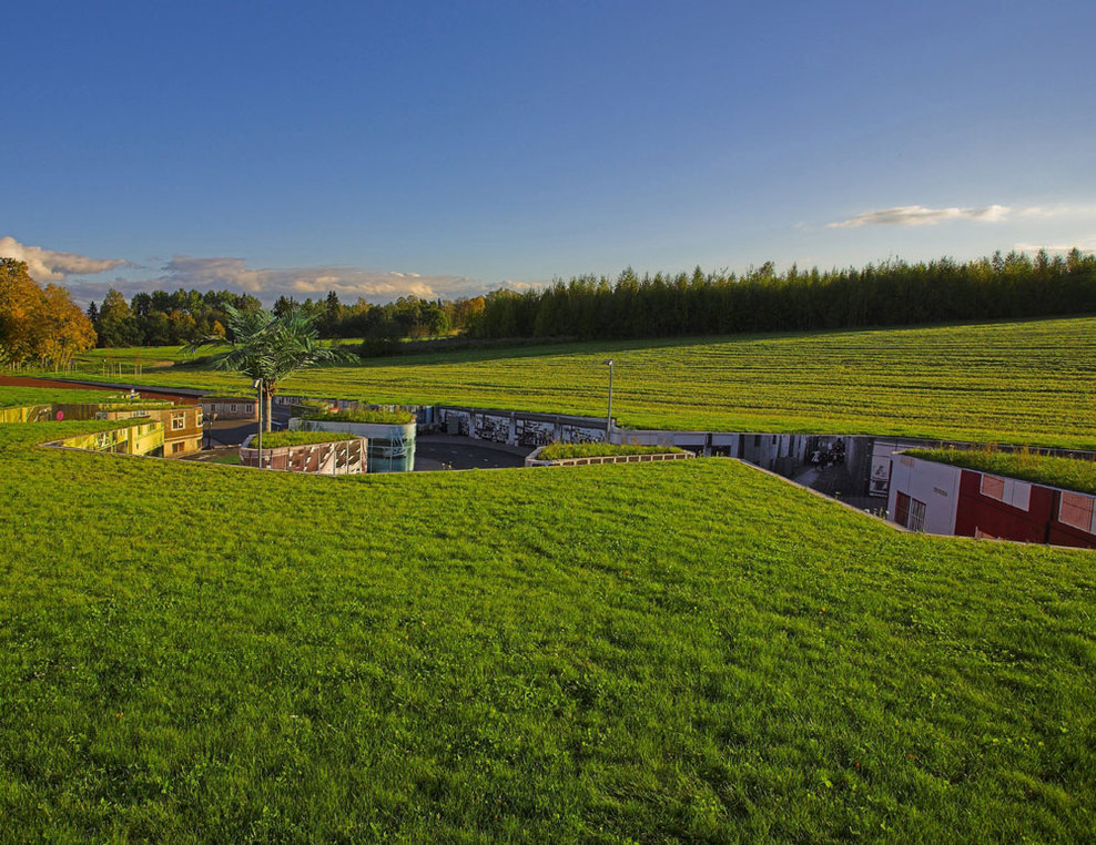 爱沙尼亚公路露天博物馆绿色草坪-爱沙尼亚公路露天博物馆第3张图片