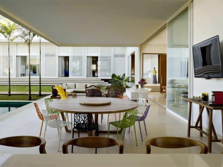白色住宅庭院资料下载-巴西简洁而优雅的庭院住宅
