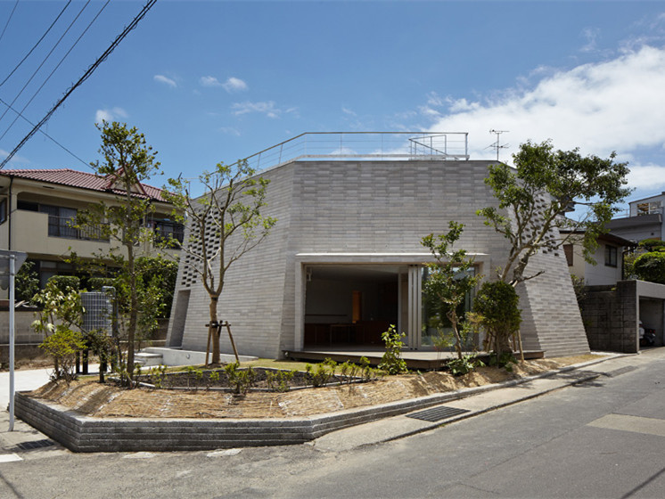 爆气沉砂池设计资料下载-日本白砂砖住宅