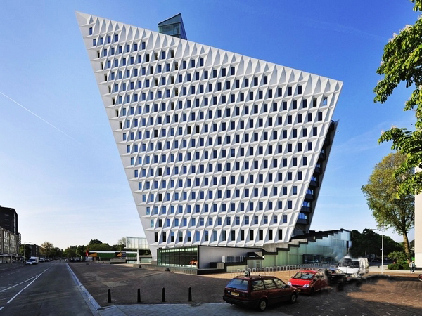 毫无疑问,这座建成后就成为了海牙市的标志性建筑,这座政府办公大楼