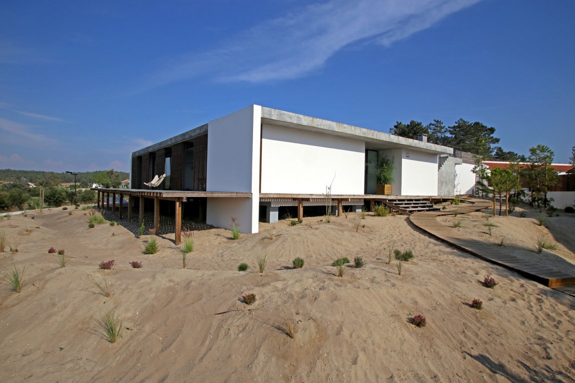 casa do pego is an amazing, simple yet luxurious house.