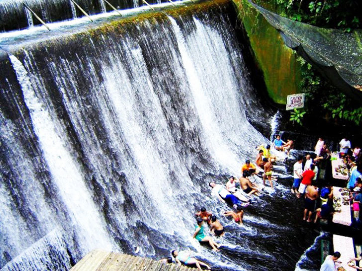 菲律宾的瀑布餐馆外部环境图-菲律宾的瀑布餐馆第2张图片