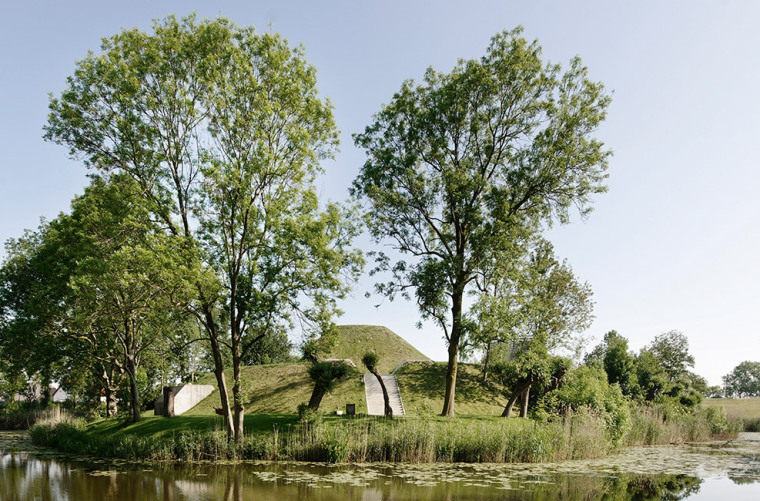 荷兰水防线纪念园外部绿色草坪图-荷兰水防线纪念园第2张图片