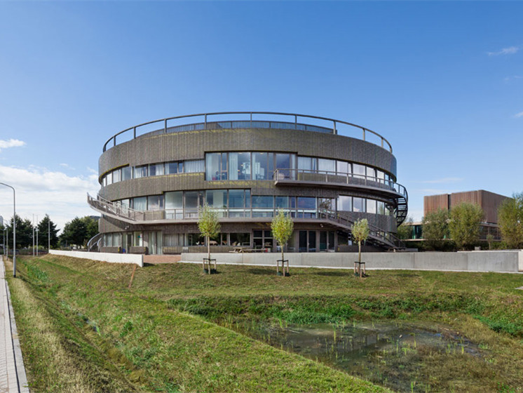 教学楼建筑中庭资料下载-荷兰经济大学教学楼
