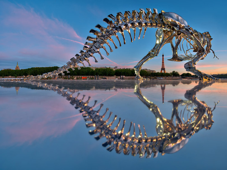 法国鲁昂塞纳河资料下载-塞纳河上的霸王龙雕塑